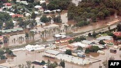 Thống đốc bang Queensland, bà Anna Bligh, nói rằng có thể phải mất ít nhất là 10 ngày nữa nước lũ mới rút xuống.