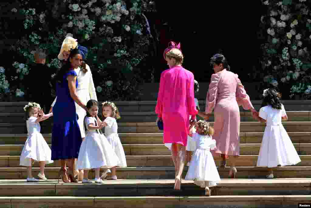 Cambridge Düşesi Katherine, Markle&#39;ın arkadaşları, Meghan Markle&#39;a kilise içinde eşlik edecek çocuklarla birlikte kilise merdivenlerinde. Prens George ve Prenses Charlotte da bu küçük çocuklar arasında