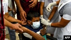 Tiêm chủng vaccine Pfizer cho trẻ em trên 12 tuổi tại Colombo, Sri Lanka. 