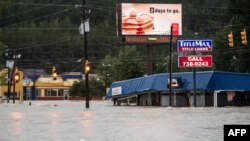 Nước lũ dâng cao trên Đường Garners Ferry ở thành phố Columbia, bang South Carolina, ngày 4 tháng 10, 2015.