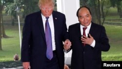 Tổng thống Donald Trump và Thủ tướng Việt Nam Nguyễn Xuân Phúc tại Hà Nội tháng 11 năm ngoái.