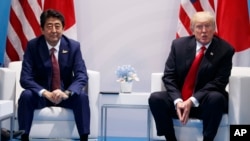 Tổng thống Donald Trump (phải) họp với Thủ tướng Nhật Bản Shinzo Abe tại hội nghị G20 ở Hamburg, Đức, ngày 8/7/2017.