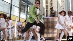 Ca sĩ nhạc rap Psy biểu diễn ca khúc ăn khách ‘Gangnam Style,’ thuộc dòng nhạc K-pop, trong chương trình ‘Today show’ của đài truyền hình NBC ở New York, Mỹ