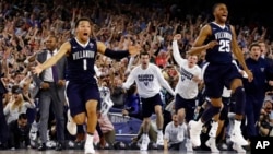 Jalen Brunson (số 1) và Mikal Bridges (số 25) của đội Villanova cùng đồng đội ăn mừng sau khi thi đấu tại giải vô địch bóng rổ NCAA, thứ Hai ngày 4 tháng 4 năm 2016.