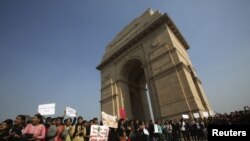 Các tổ chức phụ nữ biểu tình trước India Gate ở New Delhi, phản đối vụ cưỡng hiếp tập thể, 21/12/2012