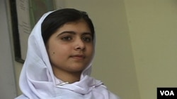 Malala Yousafzai, 14 tuổi, bị phe Taliban bắn vào đầu trở thành tin hàng đầu và khiến cả thế giới đồng loạt lên án