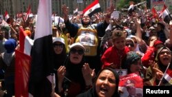 Phe chống ông Morsi cầm ảnh của tướng Abdel Fattah el-Sissi biểu tình tại Quảng trường Tahrir, trong thủ đô Ai Cập để ủng hộ quân đội, 26/7/13