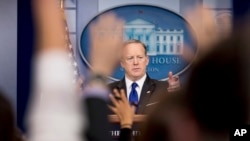 Phát ngôn viên Nhà Trắng Sean Spicer nói với các phóng viên hôm 24/3 rằng thời hạn tháng Tám “rất tham vọng”.