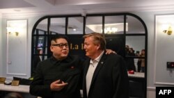 'Kim Jong Un giả', tên thật là Howard X (trái) và 'Donald Trump giả' Russel White nói chuyện với truyền thông tại khách sạn trước khi ông Howard X bị dẫn độ ra phi trường. Ảnh chụp ở Hà Nội ngày 25/2/2019. (Photo by Manan