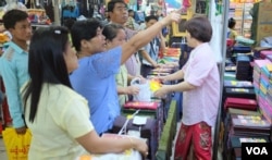 Người mua sắm ở Yangon tìm mua longyi. (Steve Herman/VOA News)