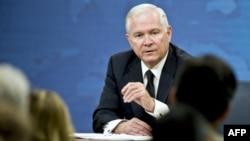 Bộ trưởng quốc phòng Hoa Kỳ Robert Gates trong cuộc họp báo tại Ngũ Giác Ðài, ngày 9/8/2010