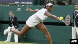 Siêu sao quần vợt Mỹ Venus Williams thi đấu tại Wimbledon, Thứ Tư, 22/6/2011