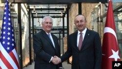 Ngoại trưởng Mỹ Rex Tillerson (trái) và Ngoại trưởng Thổ Nhĩ Kỳ Mevlut Cavusoglu tại Istanbul, ngày 9/7/2017. 