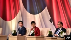 Tổng thống Hàn Quốc Park Geun-hye, Thủ tướng Nhật Bản Shinzo Abe và Thủ tướng Trung Quốc Lý Khắc Cường (phải) dự hội nghị kinh doanh tại Seoul, ngày 1/11/2015.