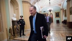 Lãnh đạo phe thiểu số ở Thượng viện Chuck Schumer tới trụ sở Quốc hội sáng nay để tham gia cuộc biểu quyết. 