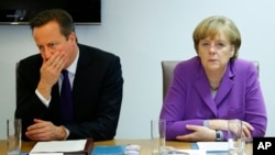 Thủ tướng Anh David Cameron và Thủ tướng Ðức Angela Merkel họp bên lề thượng đỉnh EU, ở Brussels, ngày 25/10/2013.