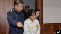 Bà Choi Soon-sil, bạn của cựu Tổng thống Hàn quốc Park Geun-hye, ra tòa án Seoul ngày 19/12/2016.