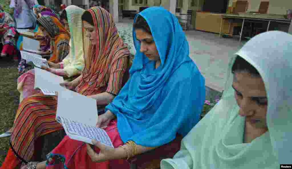 Gi&aacute;o vi&ecirc;n đọc kinh Koran cầu nguyện cho Malala Yousufzai ở Peshawar, Pakistan, ng&agrave;y 12 th&aacute;ng 10, 2012.