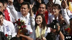 Nhà lãnh đạo đảng đối lập Phue Thai, Yingluck Shinawatra (giữa)