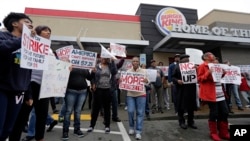 Người biểu tình bên đòi tăng lương tối thiểu bên ngoài nhà hàng Burger King, ngày 5 tháng 12, 2013.