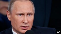 Tổng thống Nga Vladimir Putin tại diễn đàn truyền thông của Mặt trận Nhân dân Toàn Nga ở St.Petersburg, Nga, ngày 07 tháng 4 năm 2016.