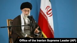 Lãnh tụ tối cao Iran Ayatollah Ali Khamenei phát biểu trong cuộc gặp với các sinh viên ở Tehran, Iran, ngày 3/11/2015.