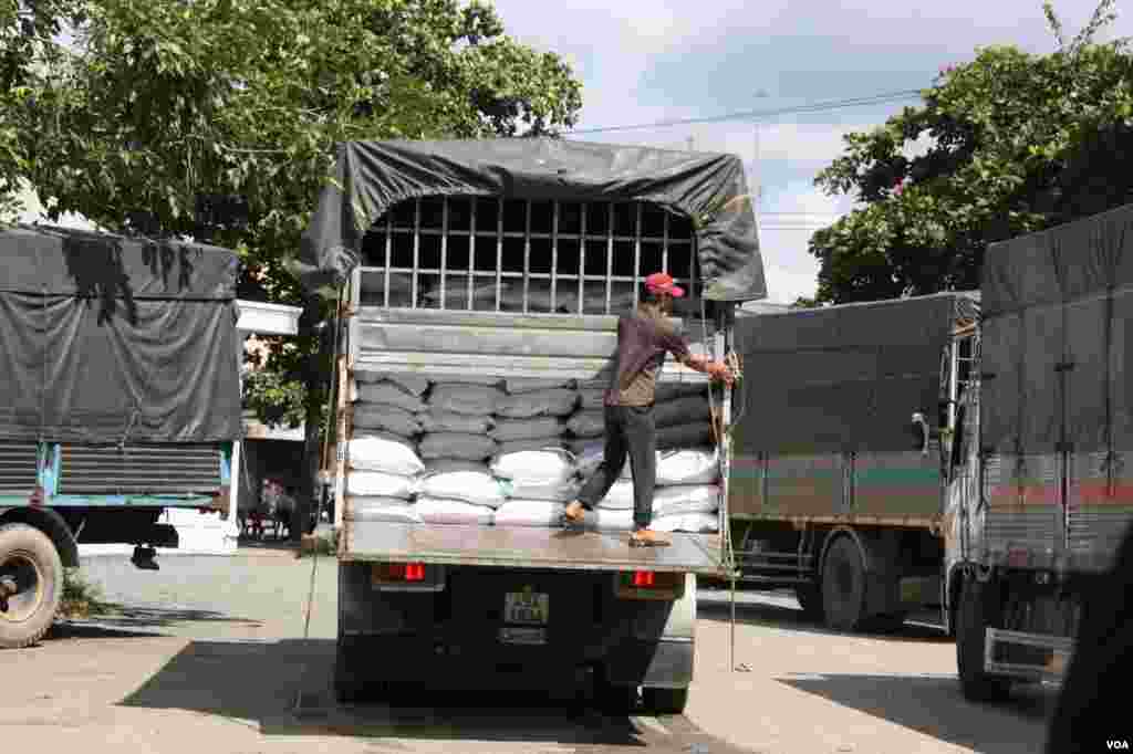 Chuẩn bị đ&oacute;ng cửa xe tải đ&atilde; chất đầy gạo để đưa đi. 14/9/2012. (D. Schearf/VOA)