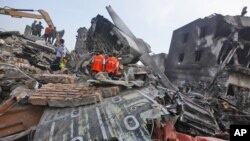 Nhân viên điều tra tại hiện trường vụ rớt máy bay quân sự ở Medan, Bắc Sumatra, Indonesia, ngày 1/7/2015.