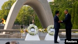 Tổng thống Hoa Kỳ Barack Obama (phải) và Thủ tướng Nhật Shinzo Abe tại Đài tưởng niệm Hòa bình Hiroshima, Nhật Bản, ngày 27/5/2016.