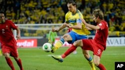 Zlatan Ibrahimovic trong màu áo (vàng) của đội tuyển Thụy Điển trong trận play-off với Bồ Đào Nha để tranh suất đi Brazil 2014, trên sân Friends Arena ở Stockholm, ngày 19/11/2013. 