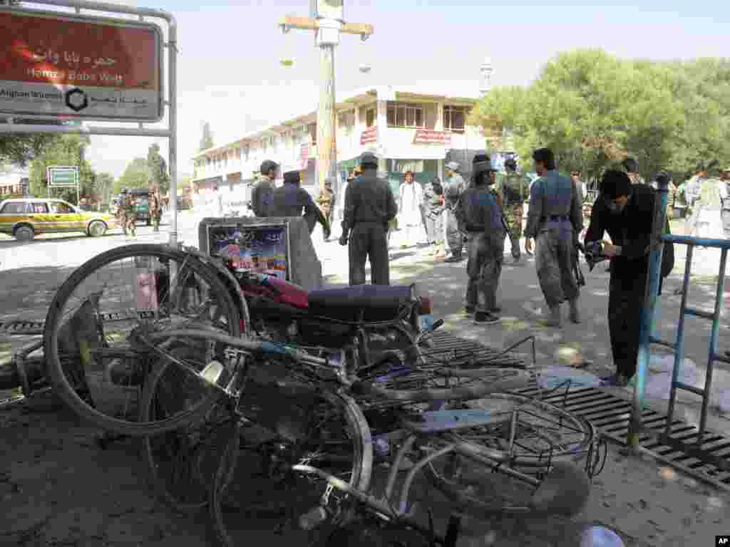 Cảnh s&aacute;t Afghanistan bao quanh hiện trường ở Khost, ph&iacute;a nam thủ đ&ocirc; Kabul, ng&agrave;y 1/10/2012.