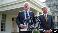 İki Cumhuriyetçi Senatör John McCain ve Lindsey Graham Beyaz Saray'da Başkan Obama ile görüştükten sonra açıklama yaparken