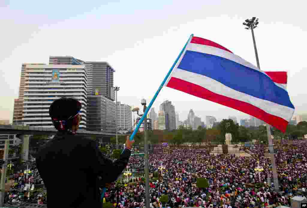 Hàng vạn người xuống đường tuần hành qua thủ đô Bangkok của Thái Lan làm tê liệt giao thông, đối mặt với cảnh sát bên ngoài dinh của thủ tướng trong cuộc biểu tình rầm rộ mới nhất chống chính phủ, 22/12/13