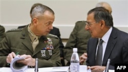 Tư lệnh lực lượng quốc tế ở Afghanistan, Tướng John Allen và Bộ trưởng Quốc phòng Mỹ Leon Panetta tại cuộc họp của NATO Brussels