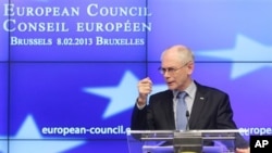 Chủ tịch Hội đồng châu Âu Herman Van Rompuy nói chuyện với các nhà báo khi kết thúc Hội nghị Ngân sách EU tại Brussels, 8/2/13