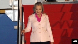 Ngoại trưởng Mỹ Hillary Rodham Clinton bước xuống sân bay Halim Perdanakusuma ở Jakarta, Indonesia, ngày 3/9/2012