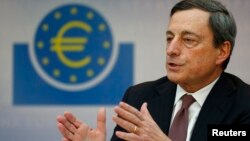 Chủ tịch Ngân hàng Trung ương Âu châu Mario Draghi nói chuyện tại một cuộc họp báo