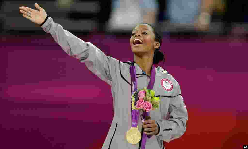 Vận động vi&ecirc;n thể dục dụng cụ Mỹ Gabrielle Douglas sau khi nhận huy chương v&agrave;ng m&ocirc;n thể dục dụng cụ nữ to&agrave;n năng