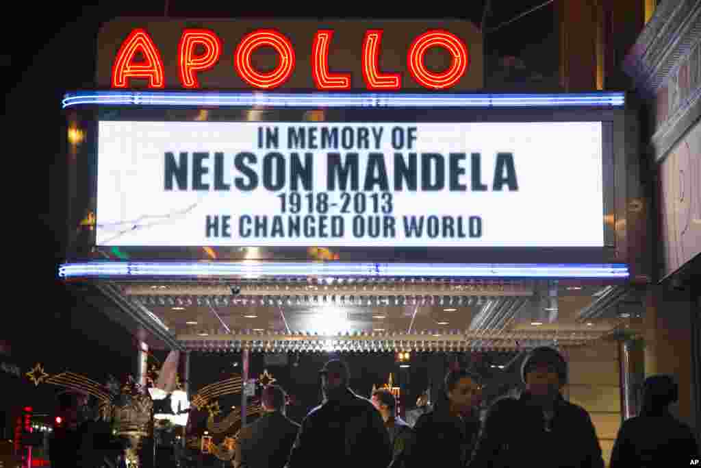 Bảng tưởng niệm cựu Tổng thống Nam Phi Nelson Mandela tại Apollo Theater trong khu Harlem của New York, ngày 5/12/2013.