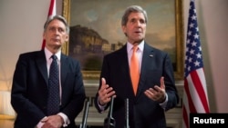 Ngoại trưởng Anh Phillip Hammond (trái) và Ngoại trưởng Mỹ John Kerry tại 1 cuộc họp báo ở London, 21/2/2015.