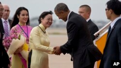 Bà Nguyễn Thị Quyết Tâm (áo vàng) tiếp đón Tổng thống Mỹ Barack Obama nhân chuyến thăm của ông tới Việt Nam vào tháng 5/2016. Ảnh: AP Photo/Carolyn Kaster