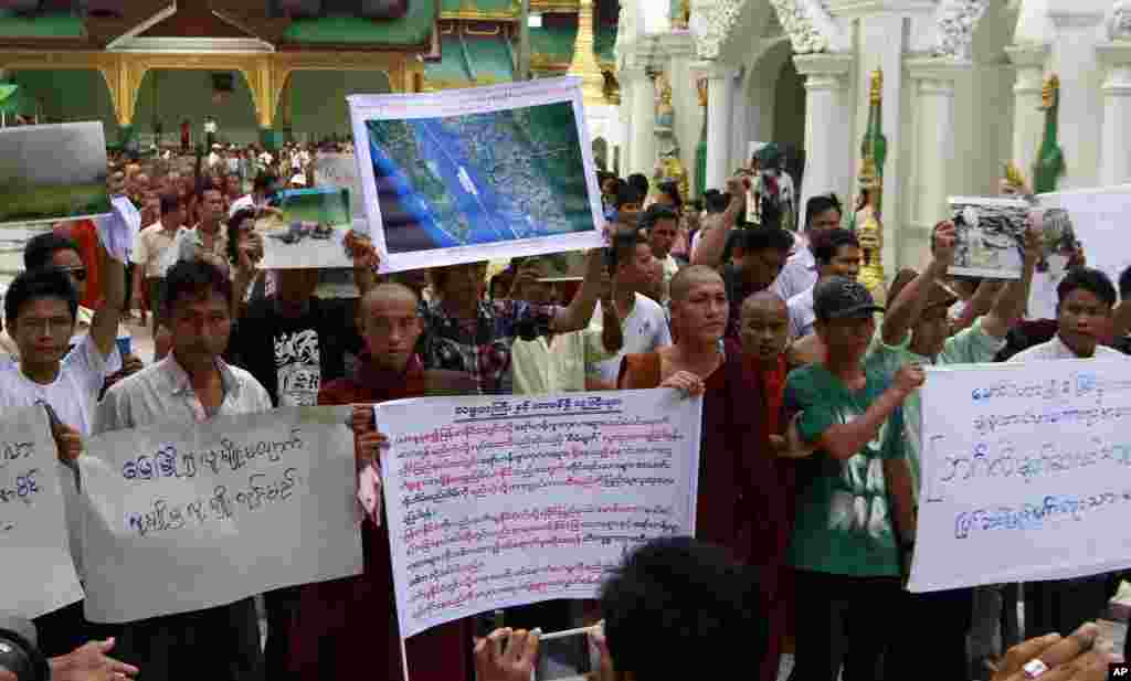 C&aacute;c nh&agrave; sư Phật gi&aacute;o v&agrave; người sắc tộc Rakhine cầm biểu ngữ tại ch&ugrave;a Shwedagon ở Rangon, Miến Điện, 10/6/2012.