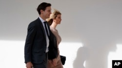 Ivanka Trump cùng chồng đến tham dự cuộc họp báo của Tổng Thống Donald Trump và Thủ tướng Nhật Shizo Abe tại Tòa Bạch Ốc ngày 10/2/2017