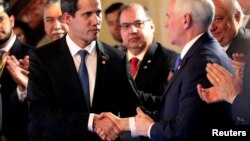 Ông Guaido trong cuộc gặp với Phó Tổng thống Mỹ Mike Pence hôm 25/2 ở Colombia.