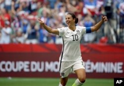 Carli Lloyd ghi 3 bàn thắng chỉ trong 16 phút đầu tiên của trận đấu.