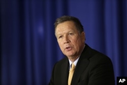 Ứng cử viên tổng thống Đảng Cộng hòa John Kasich phát biểu tại Câu lạc bộ Phụ nữ Quốc gia Đảng Cộng hòa ở New York, ngày 12 tháng 4 năm 2016.