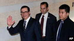 Bộ trưởng Tài chính Hoa Kỳ Steven Mnuchin, trái, chào phóng viên tại Bắc Kinh ngày 13/2/2019.