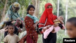 Phụ nữ và trẻ em Rohingya trở về từ một bệnh viện gần trại tị nạn Kutupalong, Bangladesh, 31/5/2015.