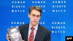 Giám đốc điều hành Human Rights Watch Kenneth Roth cầm bản phúc trình về tình hình nhân quyền trên toàn thế giới tại cuộc họp báo ở Brussels, ngày 24/1/2011