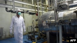 Kỹ thuật viên Iran tại Cơ sở Chuyển đổi Uranium bên ngoài thành phố Isfahan, 410 km về phía nam của thủ đô Tehran